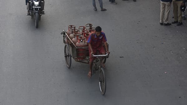 इराण, इस्रायल आणि अमेरिका यांच्यातील युद्धामुळे सध्या जगभरात एलपीजी सिलेंडरचा तुटवडा जाणवत आहेत. यामुळे सर्वत्रच एलपीजी सिलेंडरची चर्चा सुरु आहेत. आपण लहानपणापासून लाल रंगाचे सिलिंडर पाहत आलो आहोत.