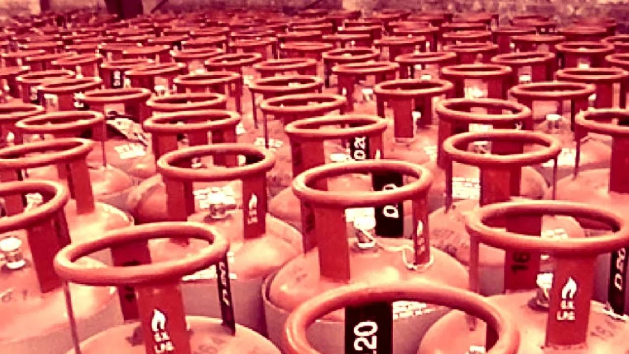 LPG Crisis : युद्धाच्या धामधुमीदरम्यान सरकारची मोठी घोषणा, आता मिळणार डबल सिलेंडर.. फायदा कोणाला ?