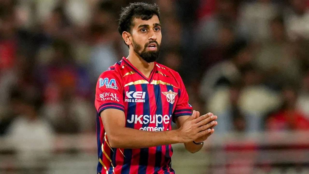 प्रिन्स यादव आयपीएल 2026 मध्ये आतापर्यंत एकूण सात सामने खेळला आहे. त्या दरम्यान त्याने 13 विकेट काढले. खास बाब म्हणजे त्याने गे विकेट 8.38 च्या इकॉनमीने काढले. अंशुल कंबोजने 13 विकेट्स काढल्या आहेत. पण इकॉनमीमुळे तो दुसऱ्या नंबरवर आहे. PTI 