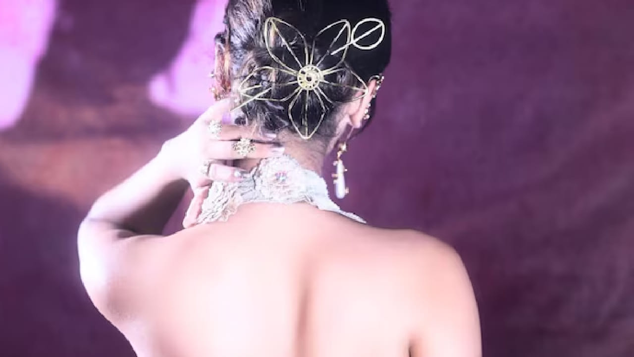 वयाच्या 18 व्या वर्षी अभिनेत्रीने खरेदी केली कोट्यावधींची मर्सिडीज कार, सौंदर्यामध्ये देते बॉलिवूड अभिनेत्रींना टक्कर