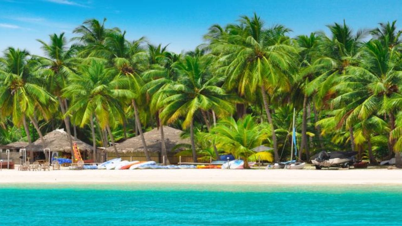 नैसर्गिक सौंदर्य : हे ठिकाण आपल्या पांढऱ्या शुभ्र वाळूच्या समुद्रकिनाऱ्यांसाठी आणि हिरव्यागार निसर्गासाठी प्रसिद्ध आहे. हे सर्व बाजूंनी अरबी समुद्राने वेढलेले असून पर्यटनाच्या दृष्टीने अत्यंत आकर्षक आहे.