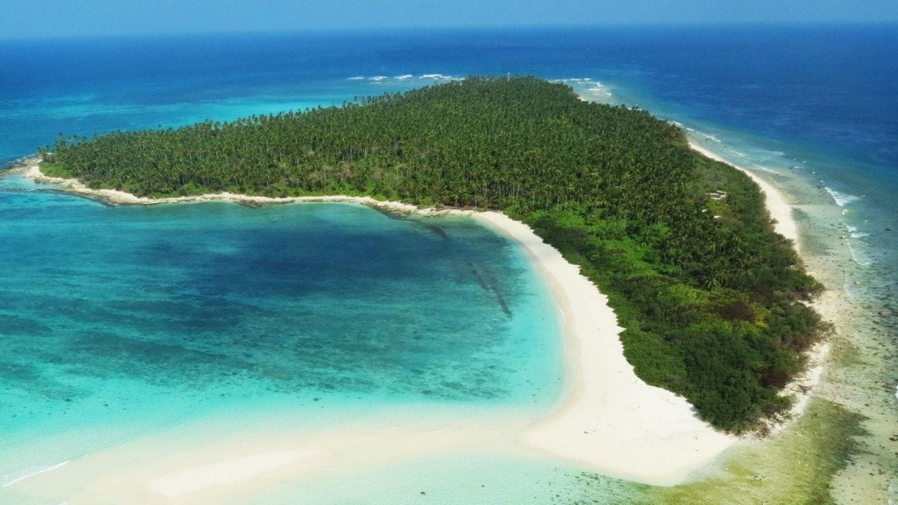 क्षेत्रफळ आणि विस्तार : लक्षद्वीप हा क्षेत्रफळाच्या दृष्टीने भारतातील सर्वात लहान केंद्रशासित प्रदेश आहे. याचे एकूण क्षेत्रफळ केवळ 32 वर्ग किलोमीटर असून हा 36 लहान-मोठ्या बेटांचा समूह आहे.