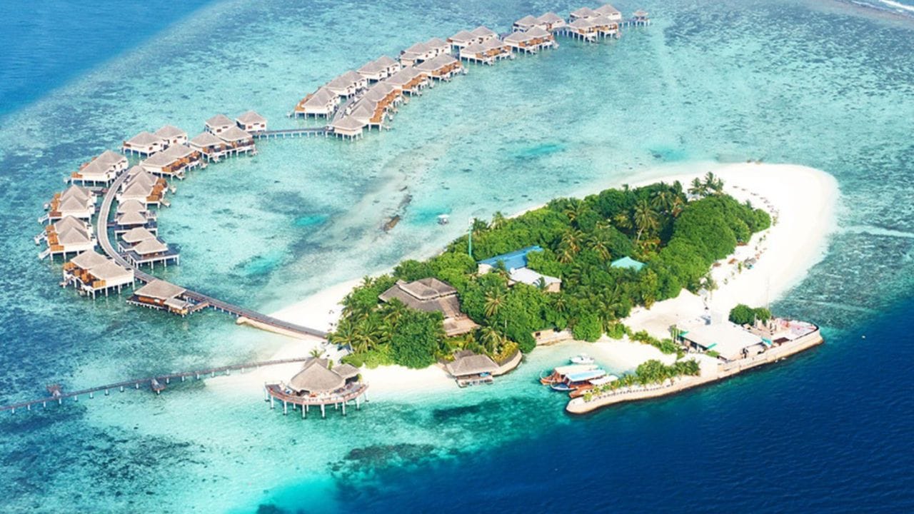 प्रमुख भाषा आणि संस्कृती: लक्षद्वीपमधील बहुतांश लोकसंख्या मल्याळम ही भाषा बोलते. या बेटांचे सांस्कृतिक जीवन केरळ राज्याशी आणि तिथल्या परंपरांशी मिळतेजुळते आहे.