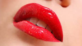 लाल लिपस्टिक लावल्यास होते कडक कारवाई, या ठिकाणी घालण्यात आलीय बंदी.