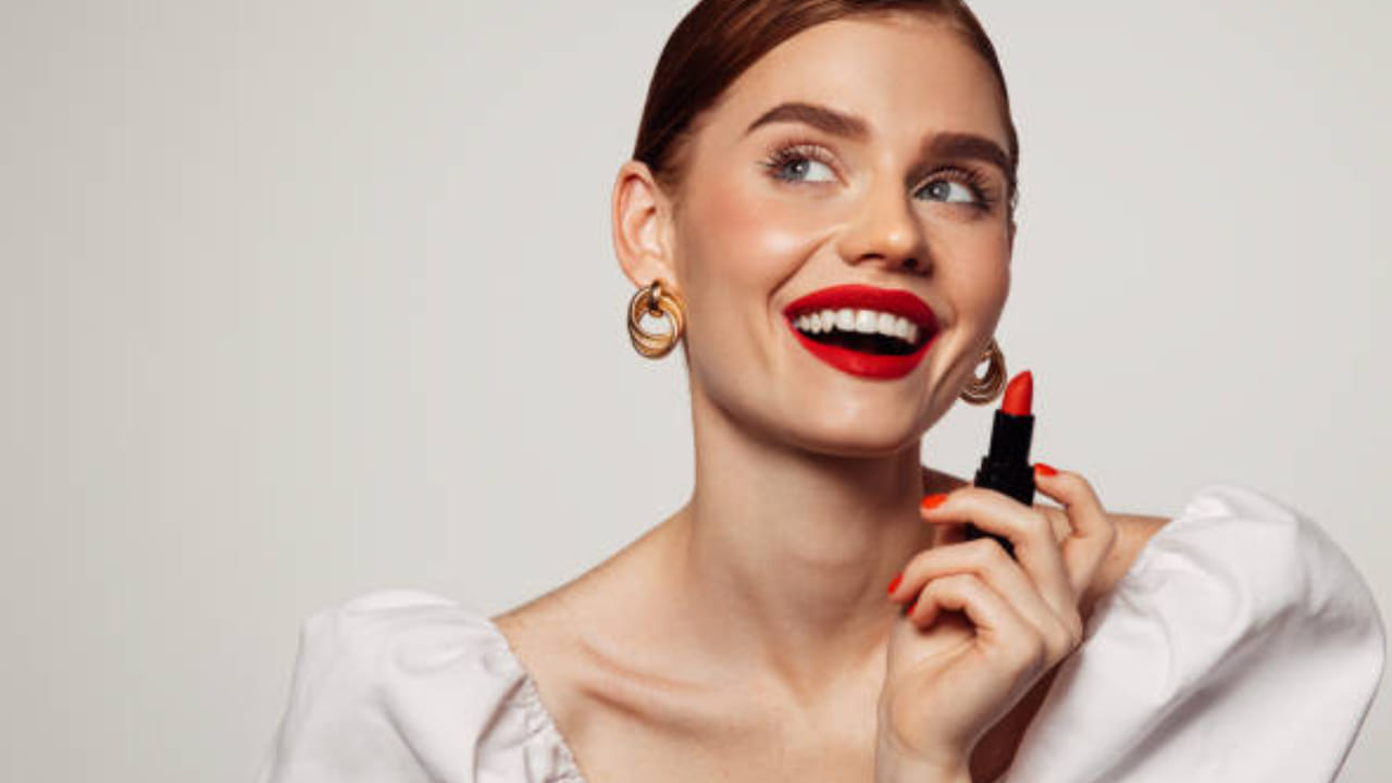 मात्र तुम्हाला हे ऐकून आश्चर्य वाटेल की एका देशात रेड लिपस्टिक लावणे हा गुन्हा मानला जातो. कोणता आहे तो देश? आणि काय आहे यामागील कारण? जाणून घेऊयात सविस्तर 