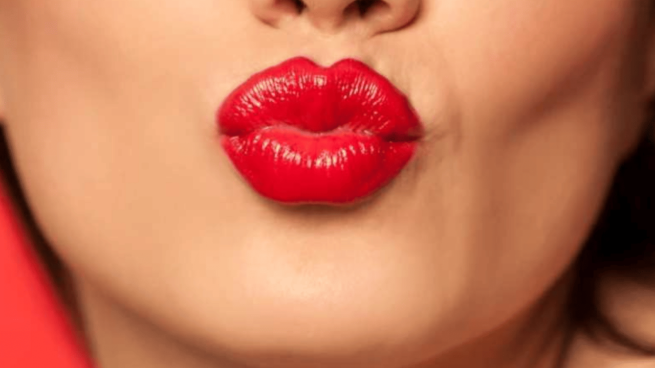 जगभरात फॅशन आणि सौंदर्याच्या बाबतीत विविध ट्रेंड पाहायला मिळतात. महिलांमध्ये रेड लिपस्टिकची क्रेझ मोठ्या प्रमाणावर आहे. लाल रंगाची लिपस्टिक आकर्षण वाढवते आणि व्यक्तिमत्त्व अधिक उठावदार बनवते.
