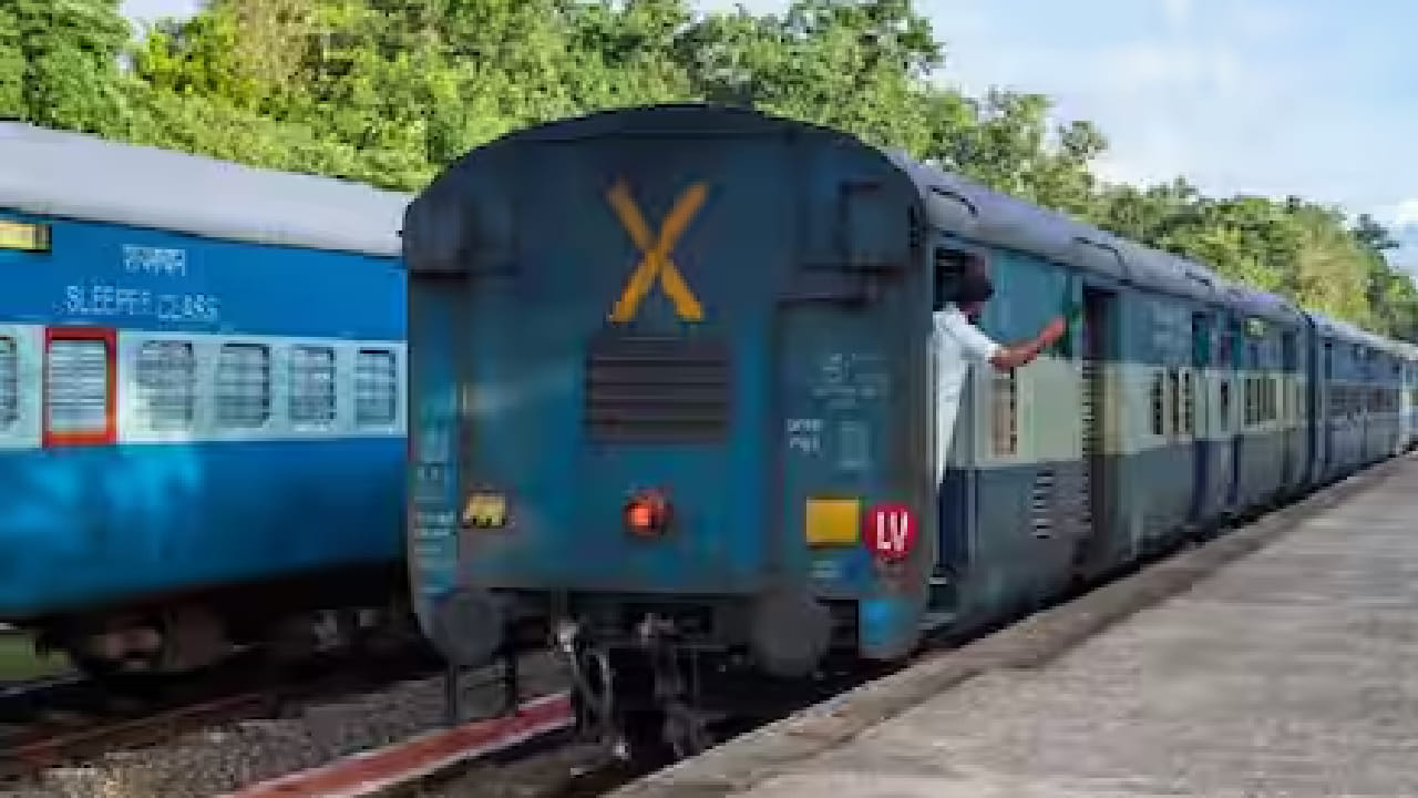 ‘X’ चिन्हासोबतच अनेकदा तुम्ही ‘LV’ असलेला एक छोटा बोर्ड पाहिला असेल. हा बोर्ड पिवळ्या रंगावर काळ्या अक्षरात लिहिलेला असतो. ‘LV’ म्हणजे “Last Vehicle” (शेवटचा डबा). हा देखील ‘X’ प्रमाणेच एक महत्त्वाचा सुरक्षा संकेत आहे. नियमांनुसार, प्रत्येक ट्रेनच्या शेवटच्या डब्यावर ‘LV’ बोर्ड असणं आवश्यक आहे, जेणेकरून कोणताही गोंधळ होऊ नये.