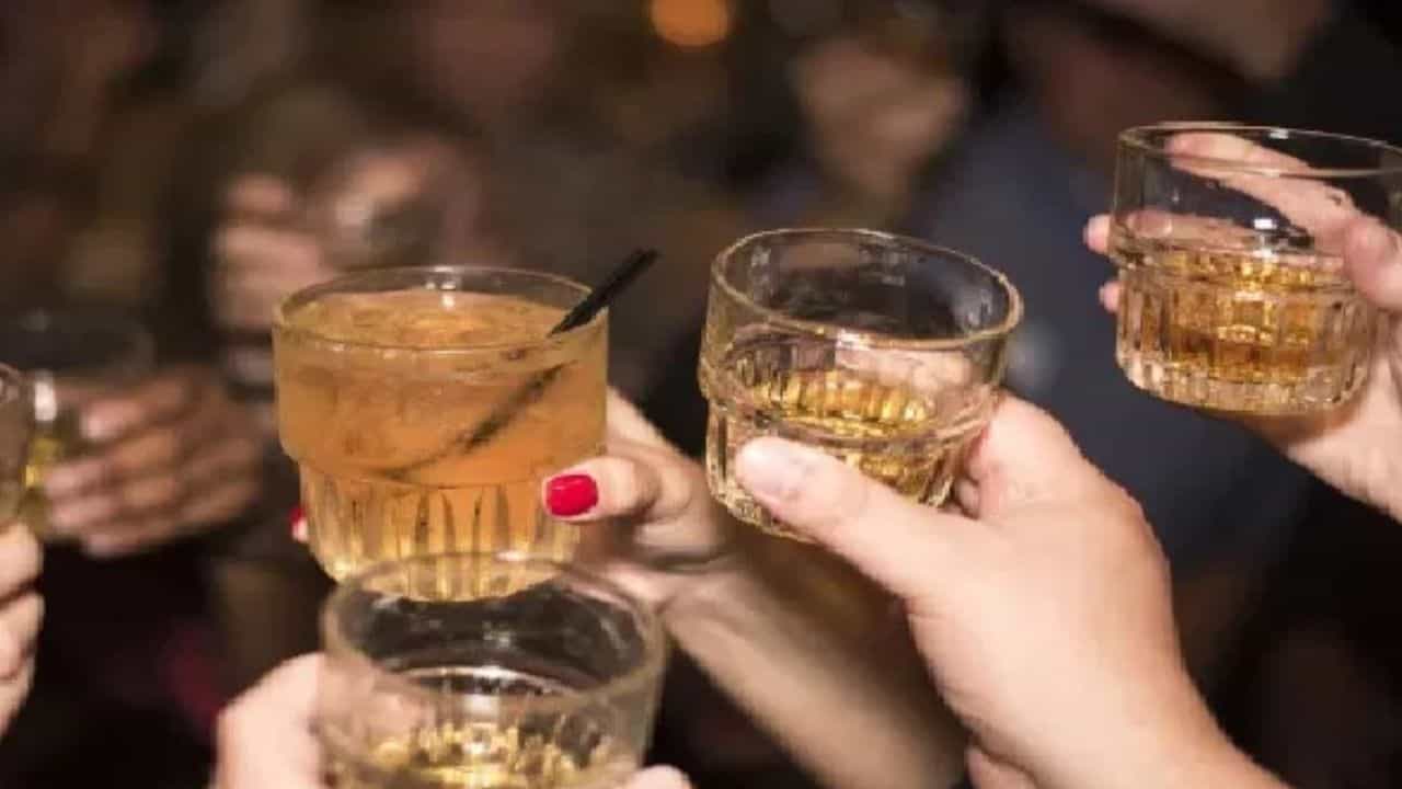 मद्यपानापूर्वी दारूचे दोन थेंब जमिनीवर का शिंपडतात? अट्टल बेवड्यालाही माहिती नसेल खरं कारण