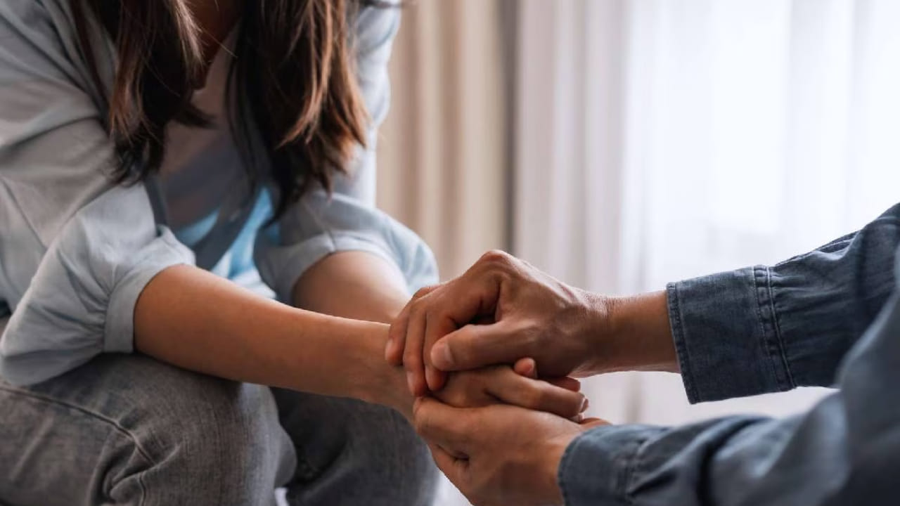 लॉयल व्यक्ती आपल्या वचनांना पाळते. छोट्या-छोट्या गोष्टींपासून मोठ्या निर्णयांपर्यंत, तो तुमचा विश्वास कायम ठेवतो. तो तुम्हाला आपल्या कुटुंबीय आणि मित्रांना भेटवतो. याचा अर्थ तो नात्याला गंभीरपणे घेतो आणि ते लपवण्याचा प्रयत्न करत नाही.