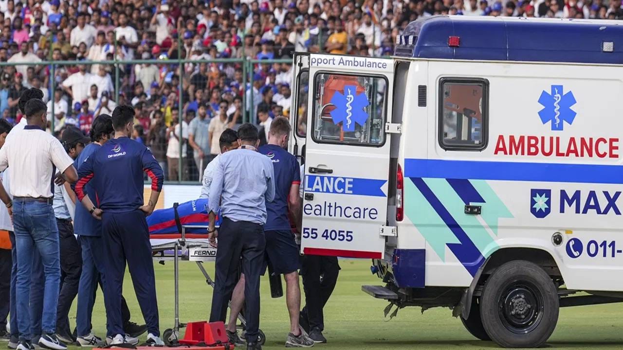 लुंगी एन्गिडी काही मिनिटं मैदानात झोपूनच होता. त्याला डोकंही हलवता येत नव्हतं. त्यामुळे मैदानात रुग्णवाहिका बोलावली आणि त्याला दिल्लीच्या मॅक्स रुग्णालयात दाखल करण्यात आलं. (Photo: PTI)