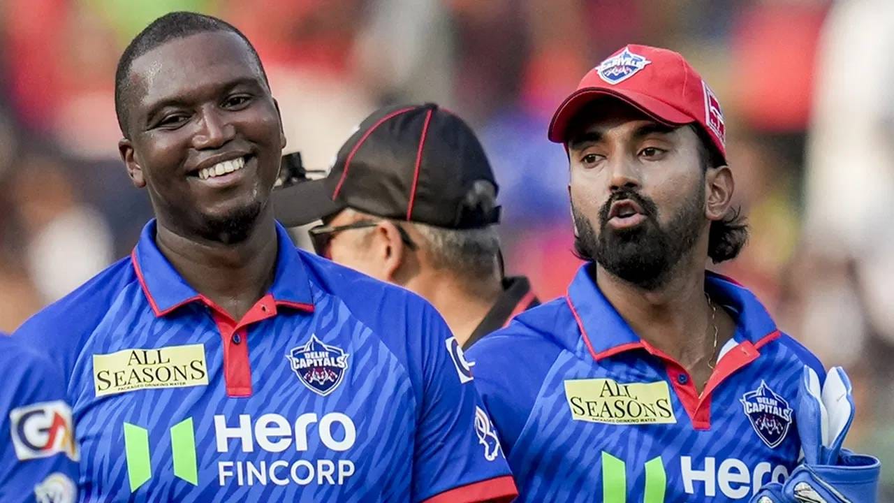 रॉयल चॅलेंजर्स बंगळुरू विरूद्धच्या सामन्यात नाणेफेकीचा कौल झाल्यानंतर लुंगी एन्गिडीबाबत अपडेट मिळाले. त्यात राजस्थान रॉयल्स विरूद्धच्या सामन्यात खेळणार नसल्याचं स्पष्ट झालं. इतकंच काय तर चेन्नई सुपर किंग्सविरुद्धच्या सामन्यातही खेळण्याची शक्यता कमी आहे. (Photo: PTI)