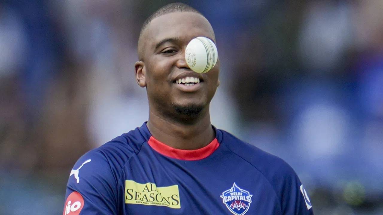 दिल्ली कॅपिटल्सची आयपीएल स्पर्धेतील स्थिती नाजूक झाली आहे. विजयाने सुरूवात केली पण आता पराभवाचं तोंड पाहावं लागत आहे. असं असताना वेगवान गोलंदाज लुंगी एन्गिडीबाबात एक वाईट बातमी आली आहे. आरसीबीविरुद्धच्या सामन्यात खेळणार नाही हे निश्चित होतं. आता अजून सामन्यांना मुकण्याची शक्यता आहे. (Photo: PTI)