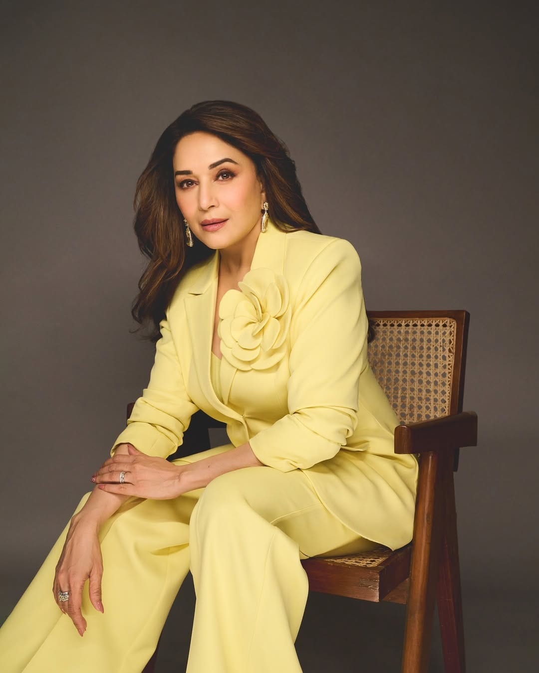 माधुरी सोशल मीडियावर कायम सक्रिय असते. सोशल मीडियावर चाहत्यांची संख्या देखील फार मोठी आहे. चाहत्यांच्या संपर्कात राहण्यासाठी अभिनेत्री कायम स्वतःचे फोटो आणि व्हिडीओ सोशल मीडियावर पोस्ट करत असते.