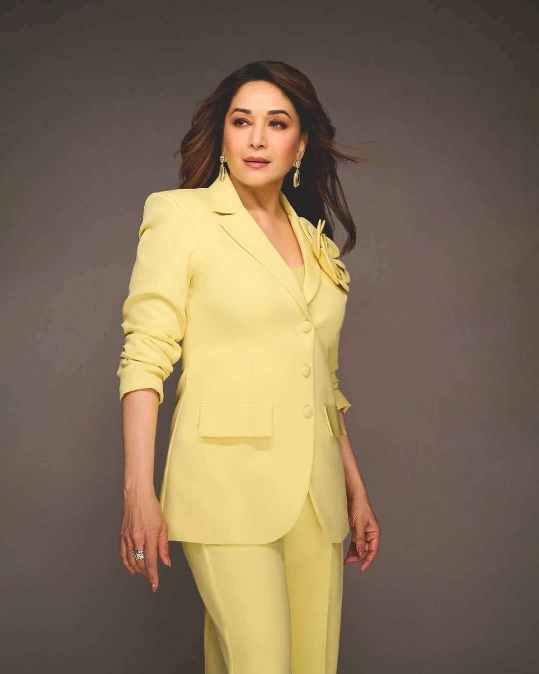 माधुरी दीक्षित कायम स्वतःचे वेग-वेगळ्या लूकमधील फोटो पोस्ट करत चाहत्यांना फॅशन गोल्स देत असते. बॉलिवूडच्या धकधक गर्लचं सौंदर्य फुलून दिसत आहे. अभिनेत्री माधुरी दीक्षित कामय तिच्या सौंदर्यामुळे आणि सिनेमांमुळे चर्चेत असते.