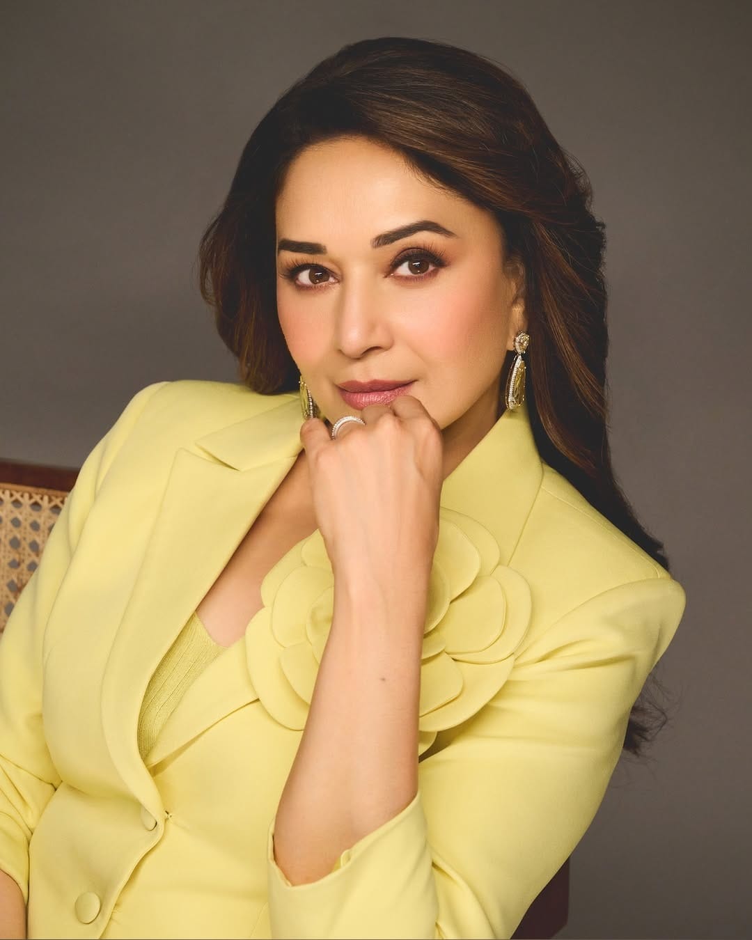 बॉलिवूडची धकधक गर्ल म्हणजे अभिनेत्री माधुरी दीक्षित आता बॉलिवूडमध्ये सक्रिय नसली तरी, सोशल मीडियावर कायम सक्रिय असते. आता देखील अभिनेत्रीने स्वतःचे काही फोटो सोशल मीडियावर पोस्ट केले आहेत. सर्वत्र माधुरीच्या ग्लॅमरची चर्चा रंगली आहे.