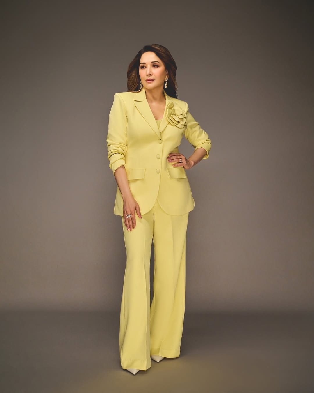 साठीच्या उंबरठ्यावर पोहोचली तरी, माधुरी हिचं सौंदर्य काही कमी झालेलं नाही. माधुरी आजही तरुणींना फॅशन गोल्स देत असते.  बॉलिवूडची धकधक गर्ल म्हणजे अभिनेत्री माधुरी दीक्षित आता बॉलिवूडमध्ये सक्रिय नसली तरी, सोशल मीडियावर कायम सक्रिय असते. 