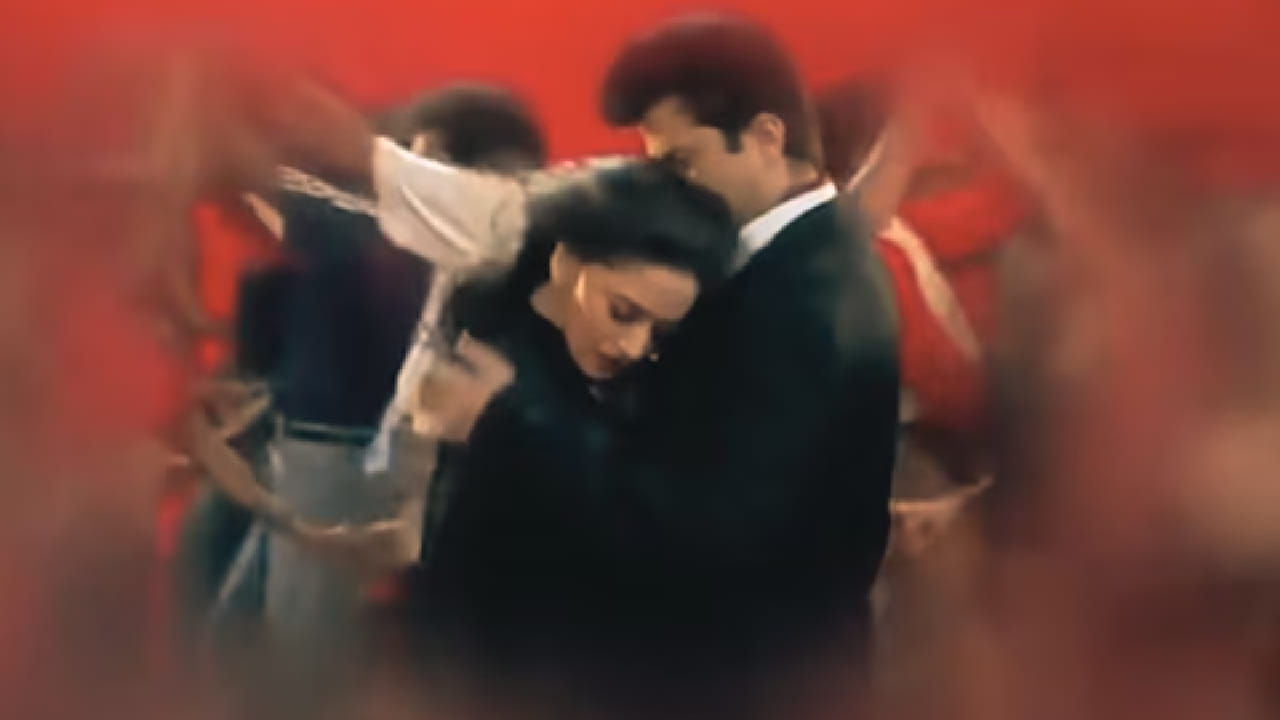 मात्र, या चित्रपटाच्या कथेपेक्षा त्यातील गाणी विशेष गाजली आणि त्यातलं सर्वात लोकप्रिय गाणं म्हणजे 'के सेरा सेरा’. हे गाणं रिलीज होताच प्रेक्षकांना अक्षरशः भुरळ पाडणारे ठरले. यातील वेगळ्या प्रकारचा म्युझिक साउंड आणि भन्नाट डान्स स्टेप्समुळे हे गाणं लवकरच प्रत्येक पार्टी, स्टेज शो आणि डान्स स्पर्धेचा अविभाज्य भाग बनले.