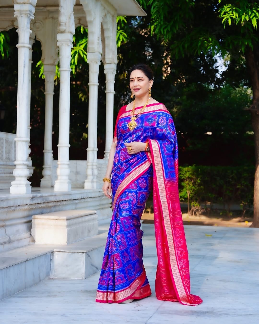 माधुरी कायम वेगवेगळ्या लूकमध्ये फोटो पोस्ट करत असते. चाहत्यांना देखील अभिनेत्रीचा प्रत्येक लूक आवडतो. माधुरी दीक्षित हिने साडीत काही फोटो पोस्ट केले आहेत. चाहत्यांना देखील अभिनेत्रीचा लूक आवडला आहे.  