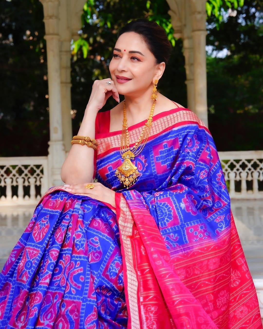 अभिनेत्री माधुरी दीक्षित म्हणजेच बॉलिवूडची धकधक गर्ल कायम कोणत्या न कोणत्या कारणामुळे चर्चेत असते. आता देखील अभिनेत्री मोठ्या कारणामुळे चर्चेत आली आहे. सध्या माधुरीने काही पोस्ट केलेले काही फोटो चर्चेत आहेत.