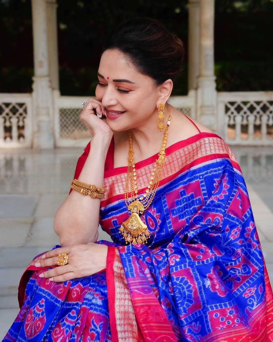 फोटो पोस्ट करत अभिनेत्रीने कॅप्शनमध्ये 'ओडिशाची समृद्ध विणकाम परंपरा...',  असं लिहिलं आहे. अभिनेत्रीने ओडीशा येथे विणकाम केलेली साडी नेसली आहे. तुम्ही देखील अभिनेत्रीचा हा लूक फॉलो करू शकता. माधुरी कायम चाहत्यांना फॅशन गोल्स देत असते.  