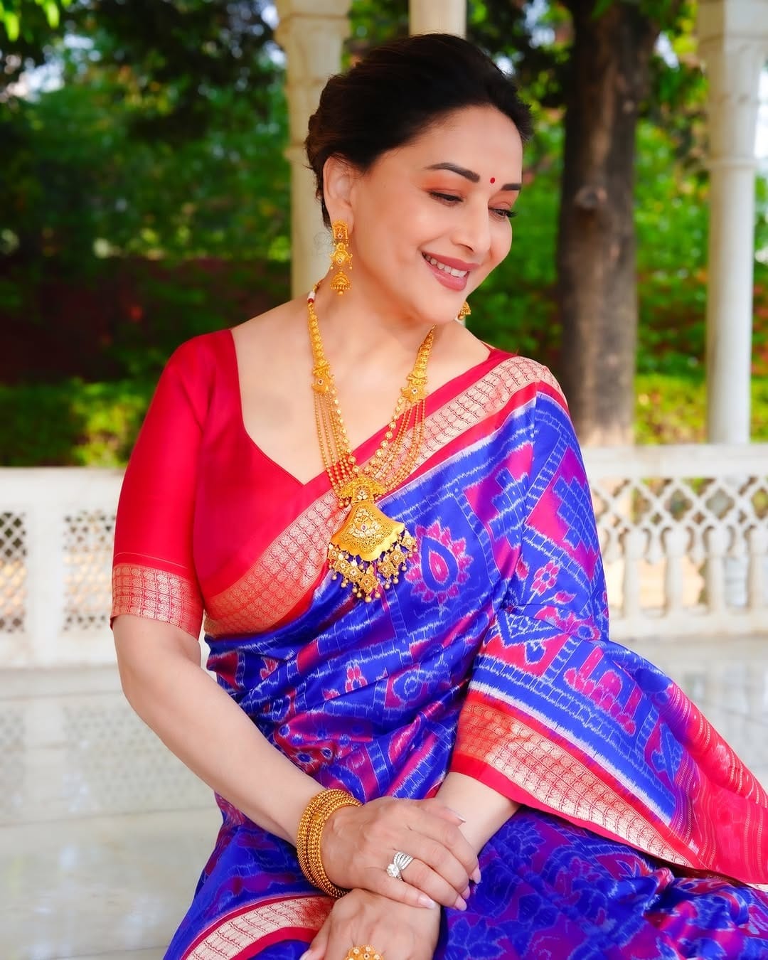 साडीत बॉलिवूडच्या धकधक गर्लचं सौंदर्य फुलून दिसत आहे. अभिनेत्री माधुरी दीक्षित कामय तिच्या सौंदर्यामुळे आणि सिनेमांमुळे चर्चेत असते. सध्या अभिनेत्री फोटोंमुळे चर्चेत आली आहे. 