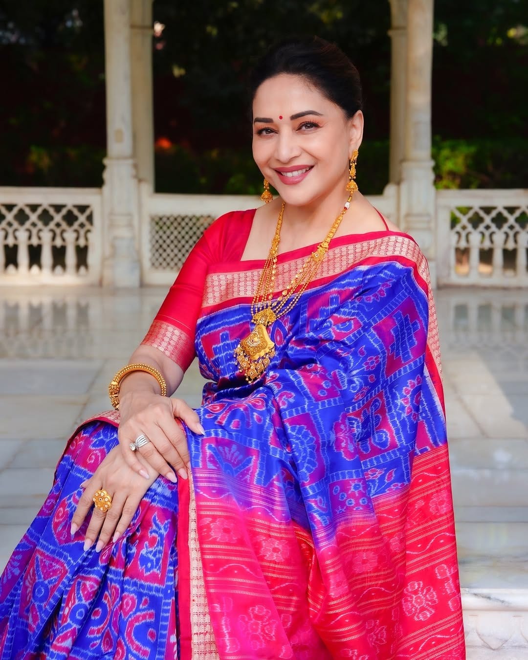 माधुरी आता मोठ्या पडद्यापासून दूर आहे. पण अभिनेत्री कायम स्वतःचे फोटो आणि व्हिडीओ सोशल मीडियावर पोस्ट करत असते. सोशल मीडियावर माधुरी कायम सक्रिय असते. सोशल मीडियावरच नाही तर, जगभरात माधुरीच्या चाहत्यांची संख्या फार मोठी आहे.   