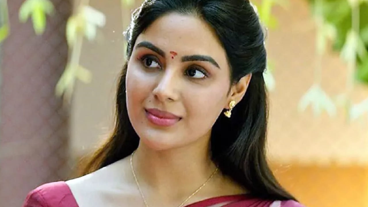 ही अभिनेत्री दुसरी तिसरी कोणी नसून ती संयुक्ता मेनन आहे. संयुक्ताच्या अभिनय प्रवासाची सुरुवात अत्यंत अनोख्या पद्धतीने झाली. कॉलेजला जाण्याच्या आधीच तिचा एक साधा फोटो सोशल मीडियावर व्हायरल झाला. 