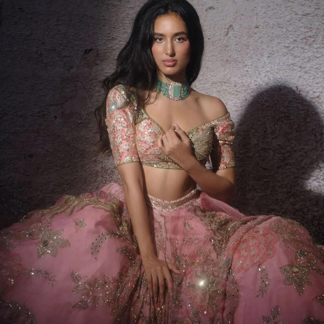 हार्दिकची गर्लफ्रेंड गुलाबी रंगाच्या लेहेंग्यामध्ये खूपच सुंदर दिसत आहे. तिच्या लेहेंग्यावर हाताने केलेले नक्षीकाम उठून दिसत आहे. मॅचिंग ब्लाउज आहे. महिकाने हिरव्या रंगाचा फेस्टिव्ह चोकर सेट घातला आहे, जो लेहेंग्याला उत्तम प्रकारे पूरक ठरत आहे. 