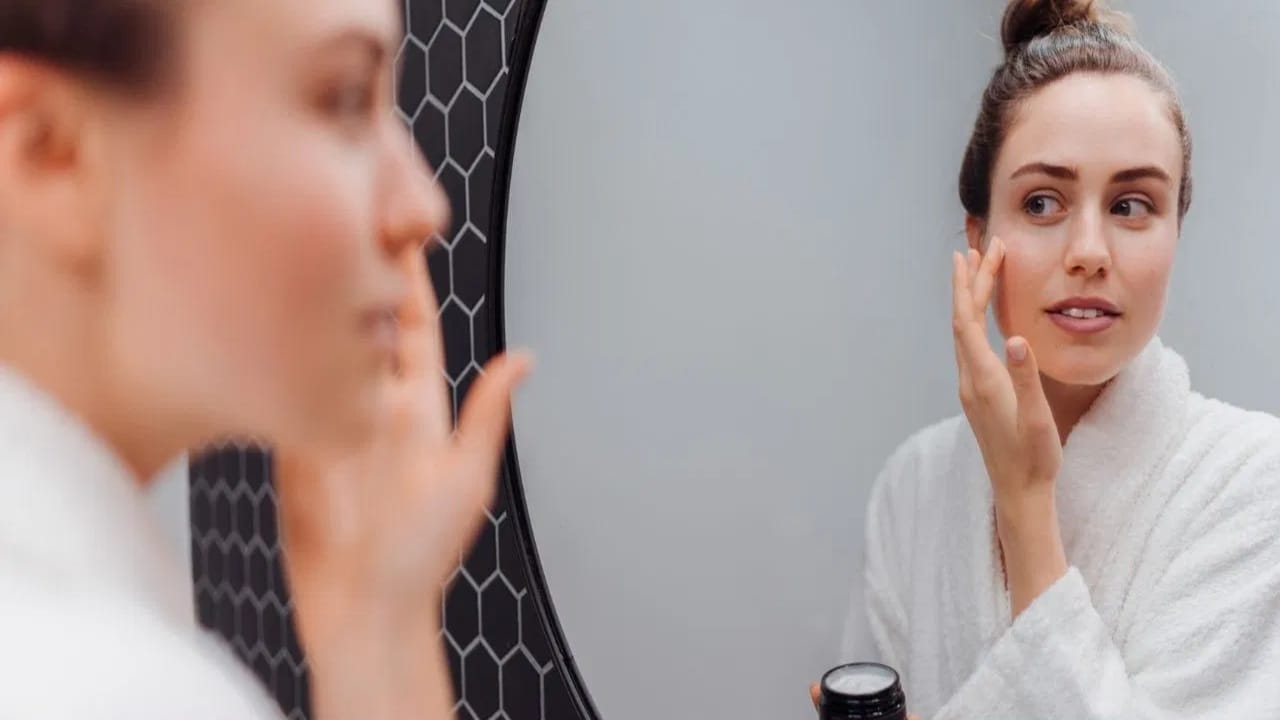 उन्हाळ्याच्या दिवसांमध्ये स्टेप बाय स्टेप ‘या’ पद्धतीने करा मेकअप, दिवसभर तुमचा चेहरा दिसेल फ्रेश