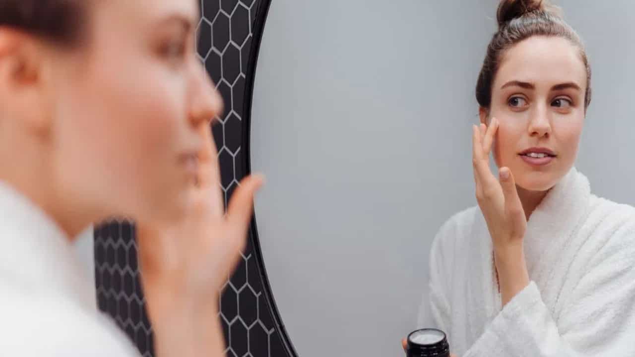 उन्हाळ्याच्या दिवसांमध्ये स्टेप बाय स्टेप या पद्धतीने करा मेकअप, दिवसभर तुमचा चेहरा दिसेल फ्रेश