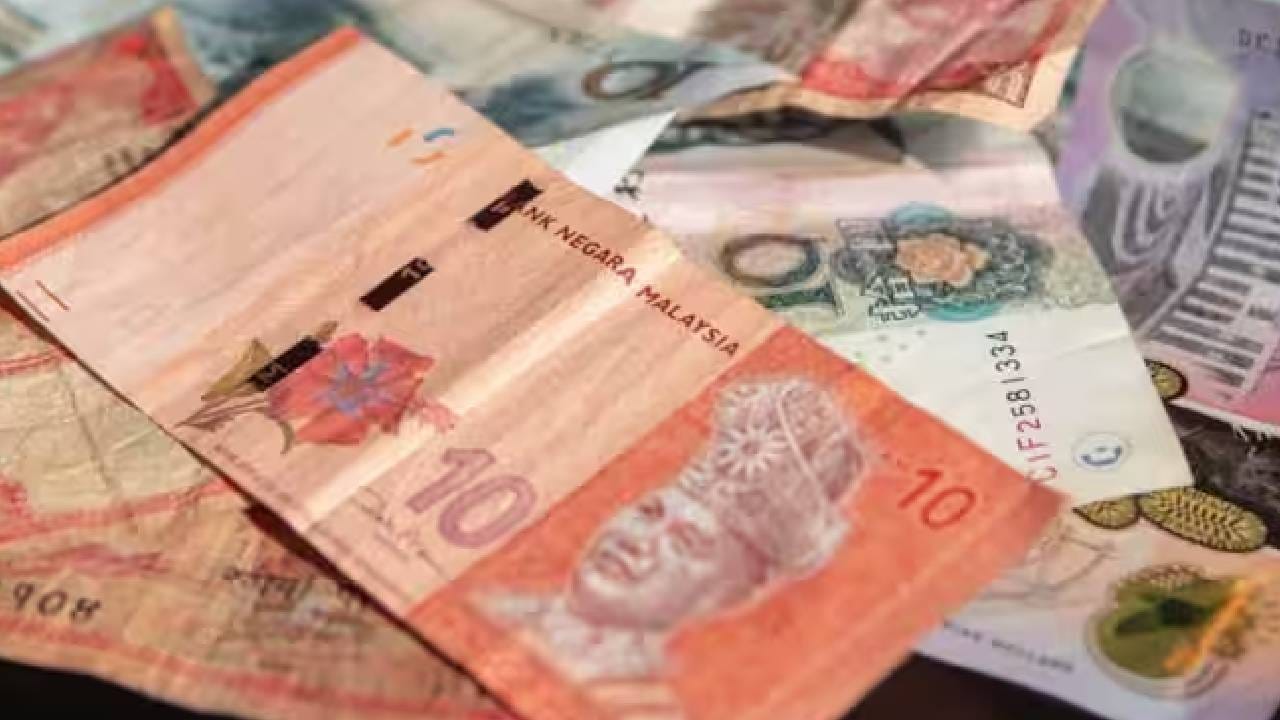 मलेशियाची नोट रिंगिट यापूर्वी मलेशियन डॉलर या नावाने ओळखली जायची. या नोटेचा कोड  MYR आहे. रिंगिट बँक नेगारा याकडून ही नोट प्रसारित करण्यात येते. ही नोट तंत्रज्ञान, ऊर्जा आणि विकासाचे प्रतिक आहे.