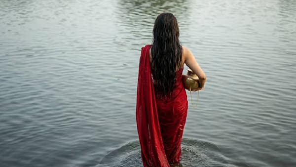 90 च्या दशकातील गाजलेली अभिनेत्री ममता कुलकर्णी य बॉलिवूडमध्ये मोठं यश मिळवूनही अचानक अध्यात्माचा मार्ग स्वीकारला, ही गोष्ट आजही अनेकांसाठी आश्चर्याची आहे. शाहरुख खान, सलमान खान यांसारख्या मोठ्या कलाकारांसोबत काम करून सुपरहिट चित्रपट दिले.