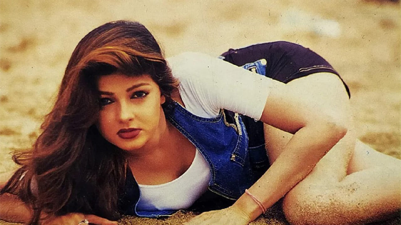 ममता कुलकर्णी यांनी त्यांच्या करिअरच्या शिखरावर असताना सिनेसृष्टीपासून दूर जाण्याचा निर्णय घेतला. तरीही त्यांनी आपल्या मेहनतीच्या जोरावर चित्रपटसृष्टीत स्वतःचं वेगळं स्थान निर्माण केलं. 