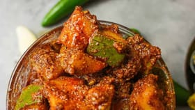 भारतातील अनोख्या चवीच्या आंब्याच्या लोणच्याच्या 5 पारंपरिक रेसिपी.