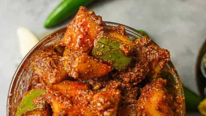 या आहेत भारतातील अनोख्या चवीच्या आंब्याच्या लोणच्याच्या 5 पारंपरिक रेसिपी
