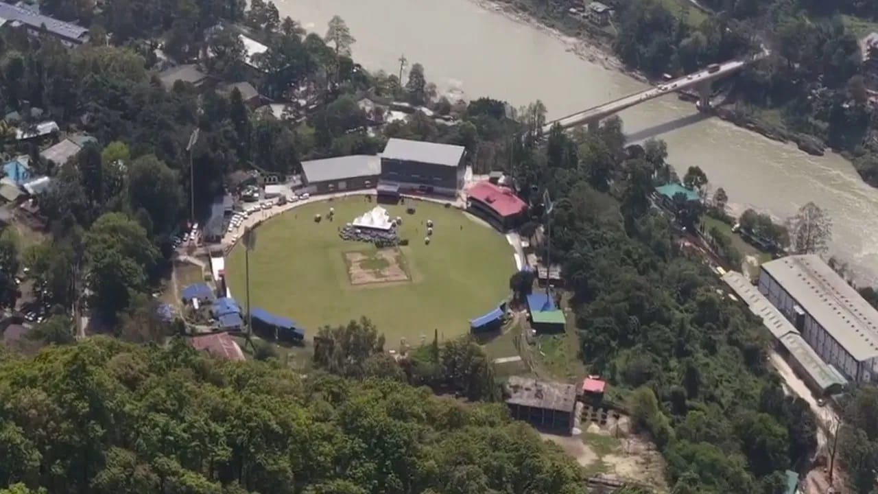 मणिपूरमधील ही इनडोअर ॲकॅडमी आधुनिक सोयी-सुविधांनी परिपूर्ण अशी आहे. या अॅकॅडमीत क्रिकेट सरावाव्यतिरिक्त इतर सुविधाही आहेत.  या अॅकॅडमीत जिमही आहे. (Photo Credit : Bcci)