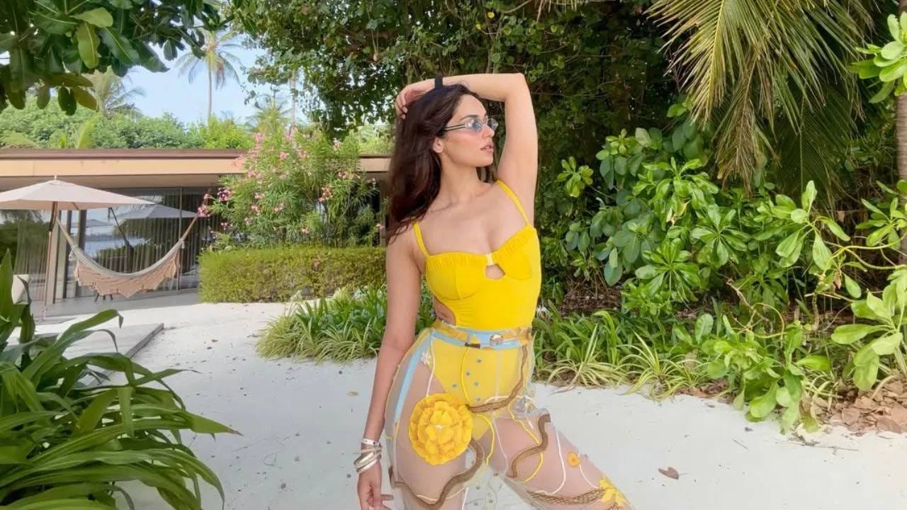 मिस वर्ल्ड 2017 आणि बॉलिवूड अभिनेत्री मानुषी छिल्लर आपल्या लूक्समुळे चर्चेत असते. आता पुन्हा एकदा ती चर्चेत आहे.  मानुषी छिल्लर मालदीवला गेली आहे. तिथून तिने काही फोटो सोशल मीडियावर शेअर केले आहेत. 