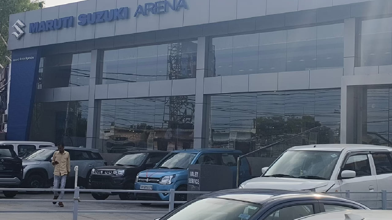 त्याचबरोबर प्रीमियम सेगमेंटमधील ग्रँड व्हिटारा, XL6 आणि इन्व्हिक्टो यांसारख्या गाड्यांवरही मोठ्या प्रमाणात सवलती दिल्या जात आहेत, ज्यामुळे ग्राहकांना उच्च श्रेणीतील गाडी परवडणाऱ्या किमतीत घेण्याची संधी मिळत आहे.