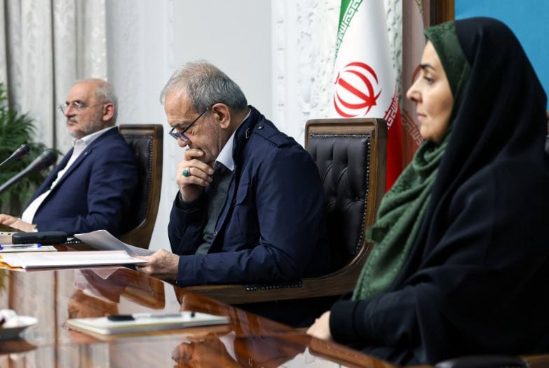  इराणने आमच्या अटी मान्य न केल्यास आम्ही आतापर्यंतचे सर्वात संहारक असे हल्ले करू, असेही ट्रम्प म्हणाले आहेत. त्याआधाची दुसरीकडे इस्त्रायलकडून इराणवर हल्ले केले जात आहेत. एकट्या इराणला दोन्ही देशांनी घेरल्याने काहीतरी भयंकर घडणार असल्याचे बोलले जात आहे. 