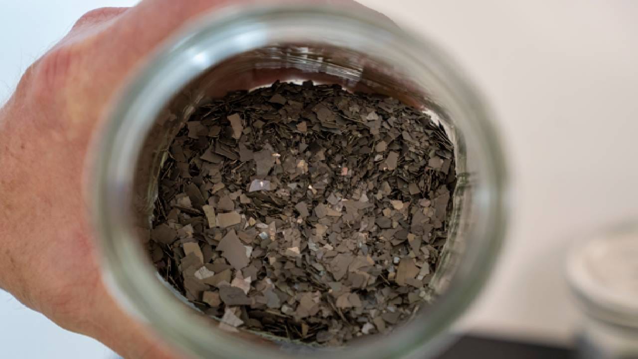 चीन याच खनिजाच्या बळावर इतके दिवस अमेरिकेला नाचवत होता. कारण अमेरिका या खनिजासाठी पूर्णपणे चीनवर अवलंबून आहे. आजच्या घडीला चीन व्यतिरिक्त कुठल्याही देशाकडे रेयर अर्थ मटेरियल नाहीय. रेयर अर्थ मटेरियलवर प्रोसेसिंग करावं लागतं. ही टेक्नोलॉजी चीनने विकसित केली आहे.  (Getty Images)