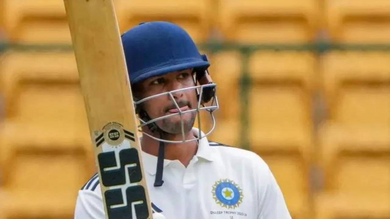 मयंक अग्रवाल हा देखील अनुभवी खेळाडू असून या शर्यतीत आहे. कर्नाटकचा हा फलंदाज आयुष म्हात्रेची जागा घेऊ शकतो. त्याने आयपीएल स्पर्धेतील 131 सामन्यात 2756 धावा केल्या आहेत. यात 13 अर्धशतक आणि एका शतकाचा समावेश आहे. (Photo: PTI)