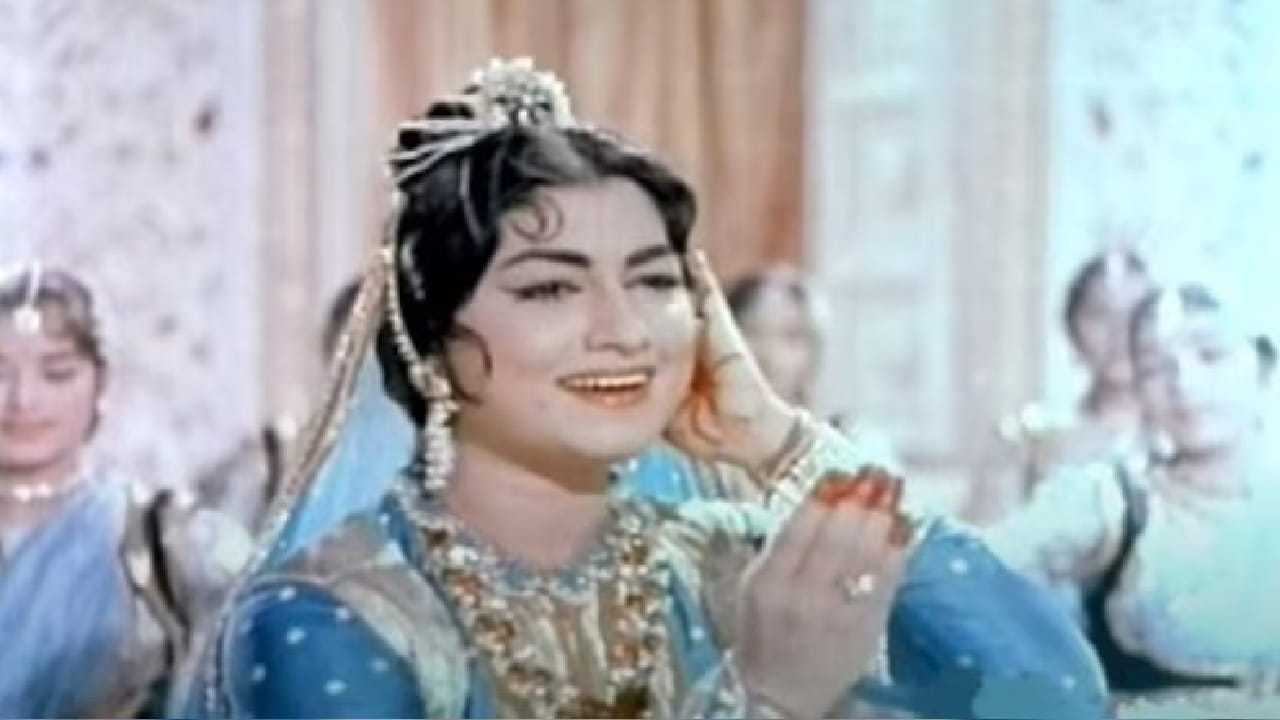 घरातील परिस्थिती इतकी बिकट होती की कधी कधी मुलांना उपाशी झोपावे लागायचे. अशा वेळी मीनू यांनी लहान वयातच काम करण्याचा निर्णय घेतला. त्यांनी स्टेज शोसोबत चित्रपटांतही काम सुरू केले आणि कुटुंबाची जबाबदारी उचलली.