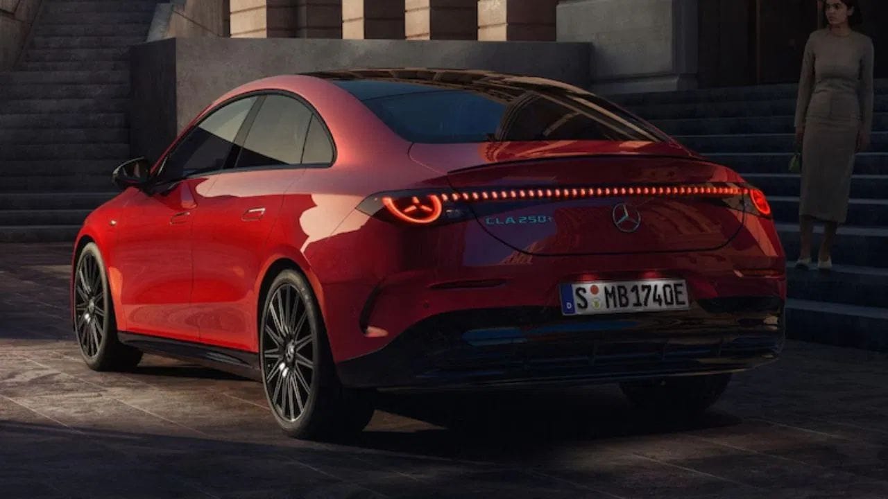 नवी मर्सिडीझ बेंझ सीएलए येत्या २४ एप्रिल रोजी लाँच होणार आहे.ही लक्झरी इलेक्ट्रीक वाहनांच्या सेगमेंटमध्ये एंट्री करण्याचा एक चांगला पर्याय असेल. या कारची संभाव्य किंमत ६० ते ७० लाख रुपये आहे.