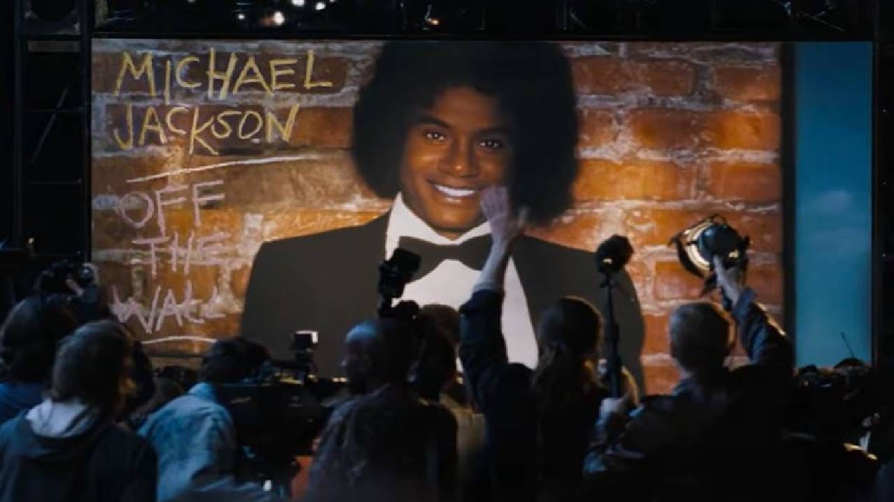 या चित्रपटाने पहिल्याच दिवशी बॉक्स ऑफिसवर 329 कोटी रुपये कमावले आहेत. 'धुरंधर 2'ला जगभरातील कमाईच्या बाबतीत मात देण्यासाठी बॉक्स ऑफिसच्या मैदानात उतरलेला हा चित्रपट दुसरा-तिसरा कोणता नसून 'किंग ऑफ पॉप' मायकल जॅक्सनचा बायोपिक 'मायकल' (Michael) आहे. 
