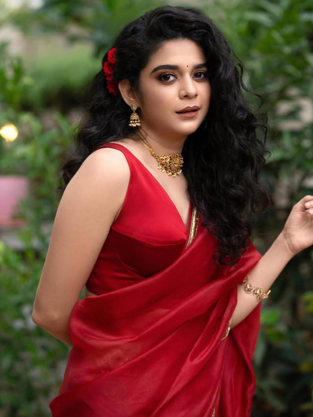 लाल साडीमधील ही अभिनेत्री गिरिजा ओकला देते टक्कर, सौंदर्य पाहून...