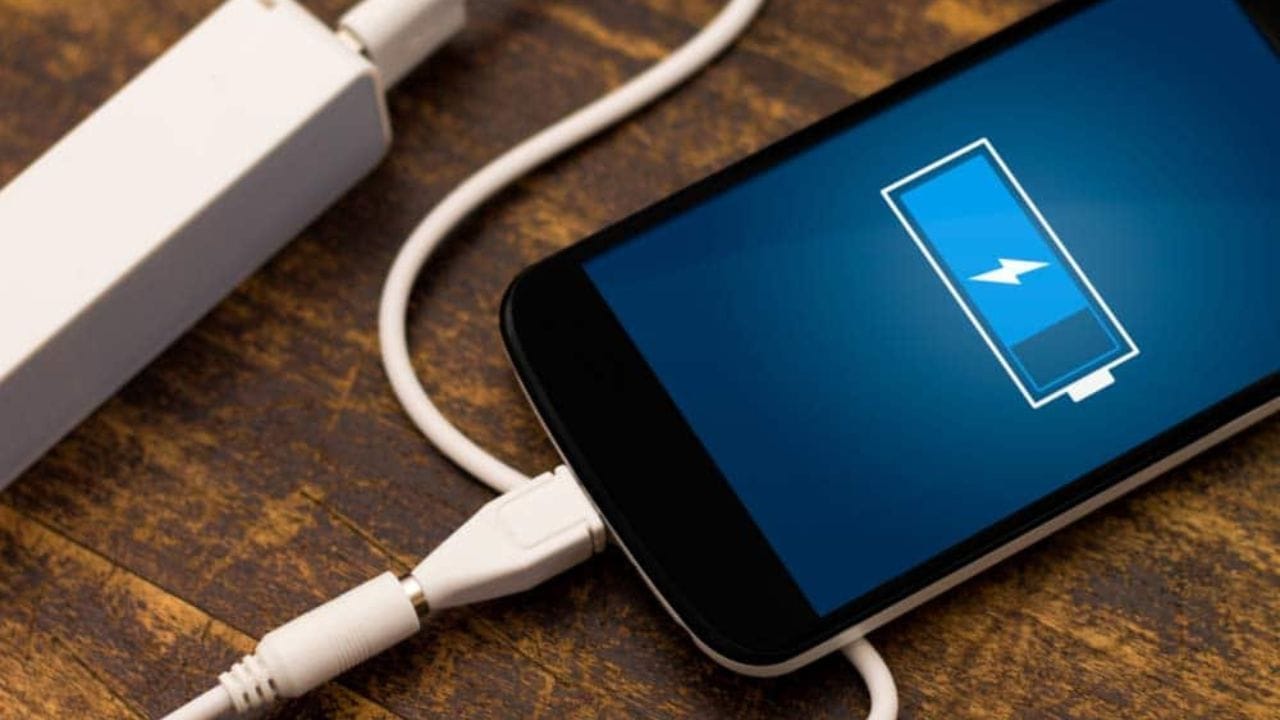 दुसरीकडे स्मार्टफोनमधील अनेक ॲप्स आपण वापरत नसतानाही बॅकग्राउंडला सुरु असता. यातील डेटा तसेच लोकेशनमुळे बॅटरी जास्त संपते. अशावेळी या अनावश्यक ॲप्सची बॅकग्राउंड ॲक्टिव्हिटी बंद केल्यास बॅटरी वाचण्यास मोठी मदत होते.