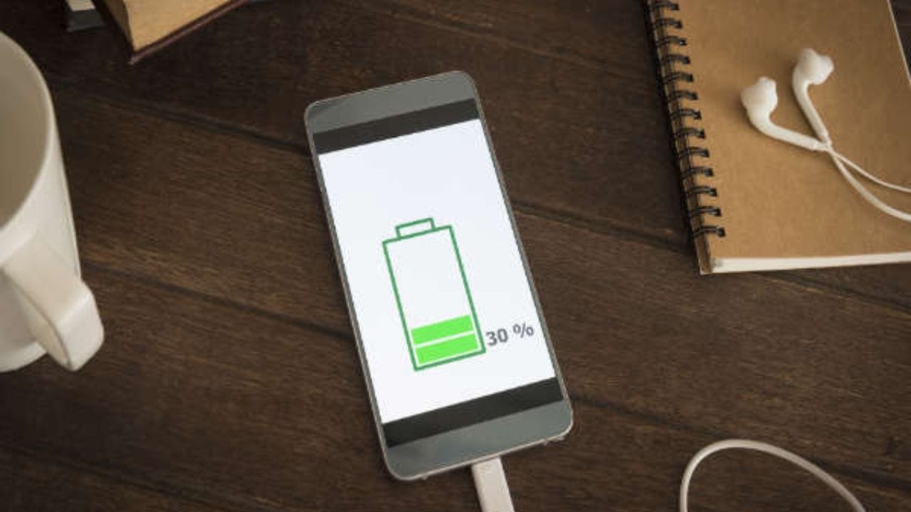 मग अशावेळी काही साधे बदल करुन तुम्ही तुमच्या फोनचा बॅटरी बॅकअप मोठ्या प्रमाणात वाढवू शकता. यात सर्वात महत्त्वाची भूमिका असते ती म्हणजे स्क्रीनच्या ब्राइटनेसची. कारण जास्त ब्राइटनेसमुळे बॅटरी अत्यंत वेगाने खर्च होते. त्यामुळे वापरकर्त्यांनी स्क्रीनचा ब्राइटनेस गरजेनुसार कमी ठेवावा किंवा ऑटो-ब्राइटनेसचा पर्याय निवडावा.