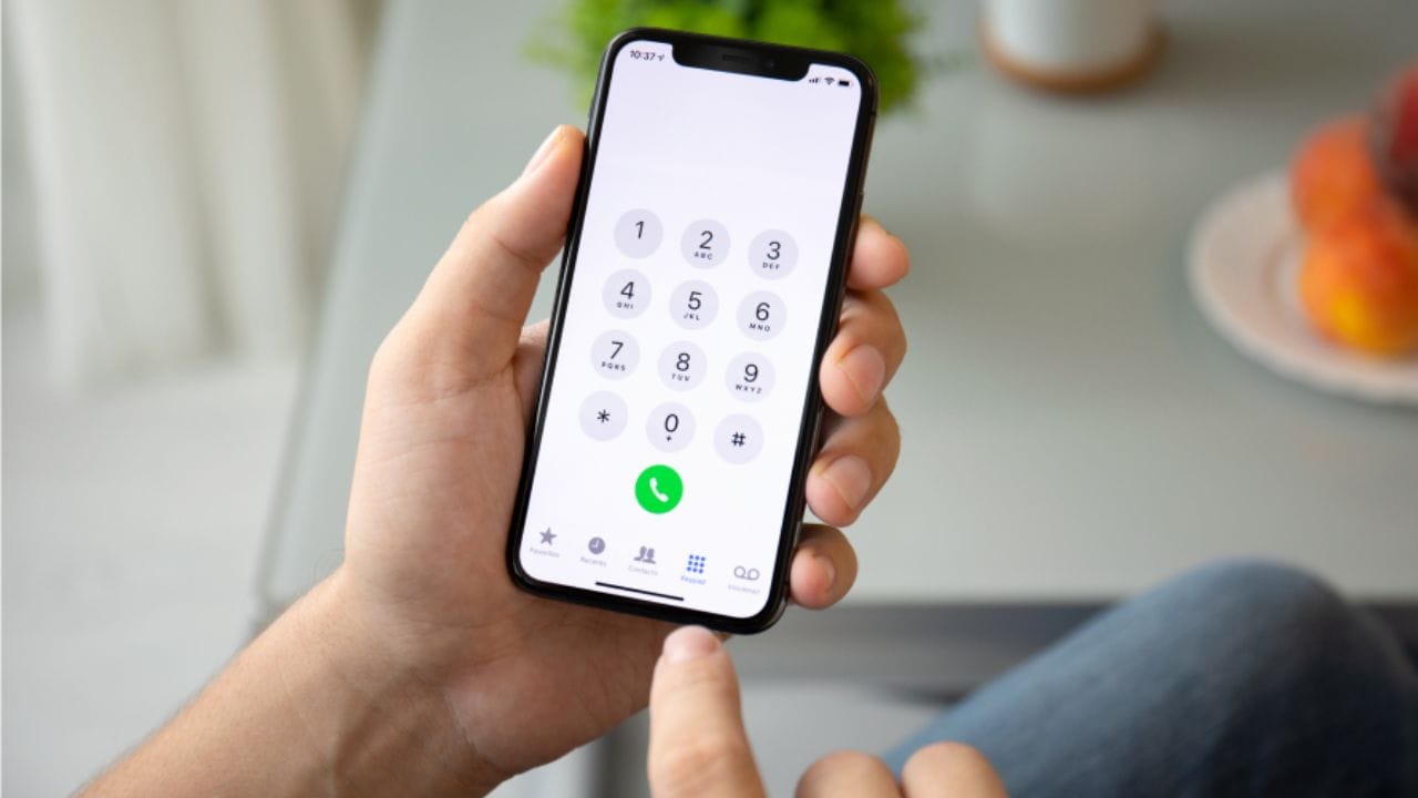 देशांनुसार भिन्नता: फोन नंबरची लांबी त्या त्या देशाच्या लोकसंख्येवर अवलंबून असते. अमेरिकेत 10 अंक आहेत, तर काही देशांत 7 ते 9 किंवा 11 अंकी नंबरही वापरले जातात.