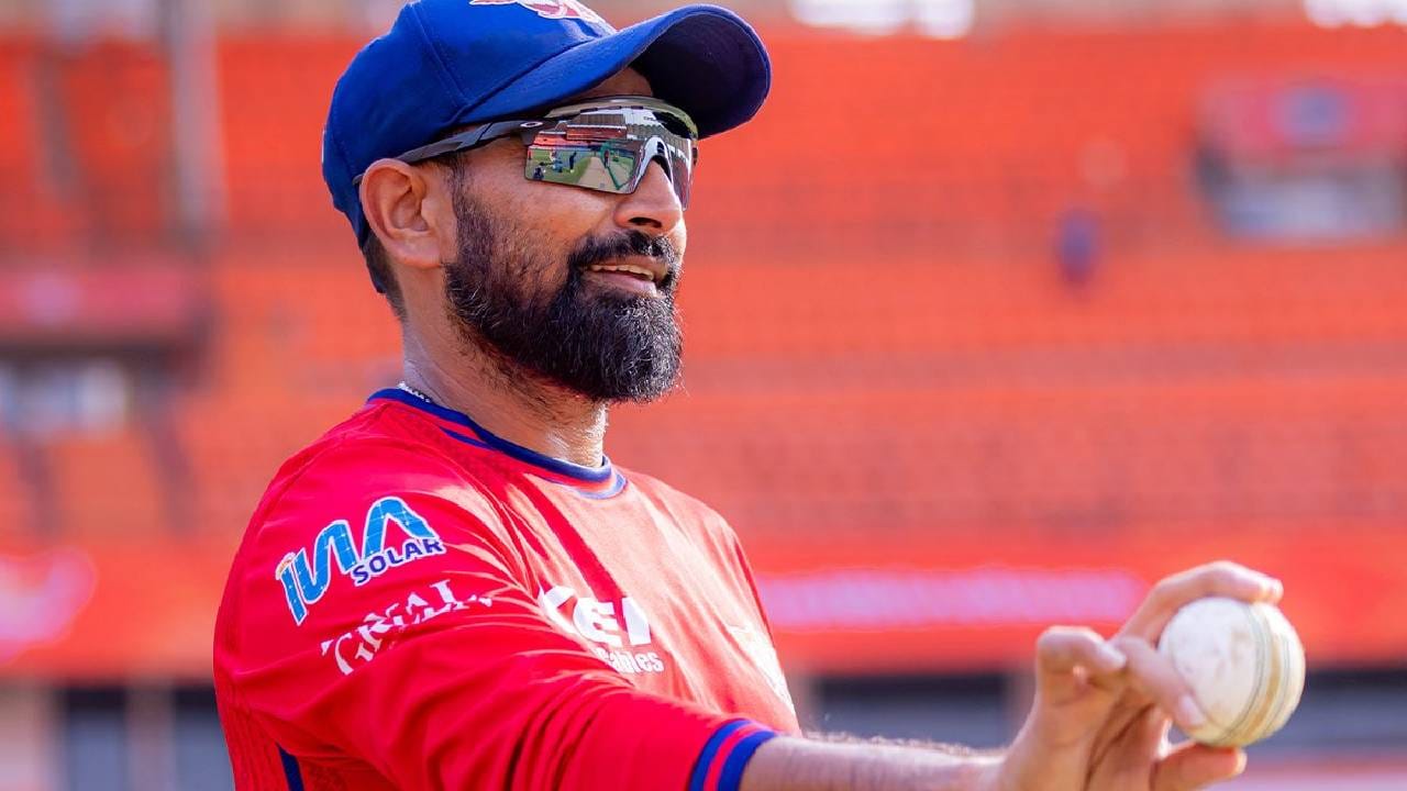 संघाचं पाचवं षटक आणि पावरप्लेमधलं तिसरं षटक मोहम्मद शमीला सोपवलं. या षटकात चार चेंडू निर्धाव टाकले. तसेच दोन चेंडूवर प्रत्येकी दोन धावा आल्या. म्हणजेच या षटकात फक्त 4 धावा आल्या. त्याच्या पावर प्लेमधील भेदक स्पेलमुळे सनरायझर्स हैदराबादच्या 6 षटकात फक्त 22 धावा झाल्या. त्याने तीन षटकात फक्त 7 धावा दिल्या (Photo: Sunrisers Hydrabad Twitter)