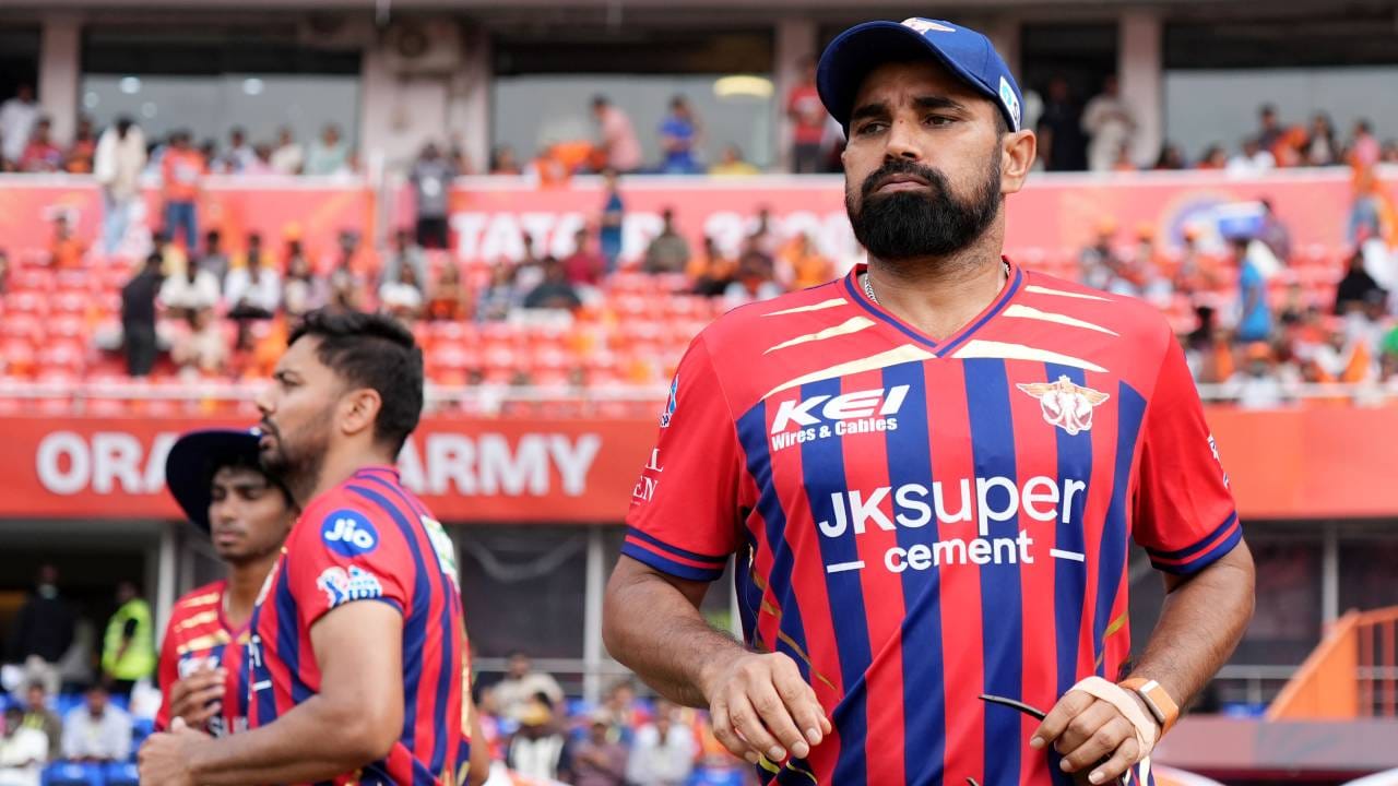 संघाचं तिसरं षटक टाकण्यासाठी मोहम्मद शमी पुन्हा आला. या षटकाच्या पहिल्याच चेंडूवर त्याने ट्रेव्हिस हेडची विकेट काढली. या षटकात चार चेंडू निर्धाव टाकले. एक वाइड टाकला आणि एक धाव आली. या षटकात फक्त 2 धावा दिल्या. (Photo: Sunrisers Hydrabad Twitter)